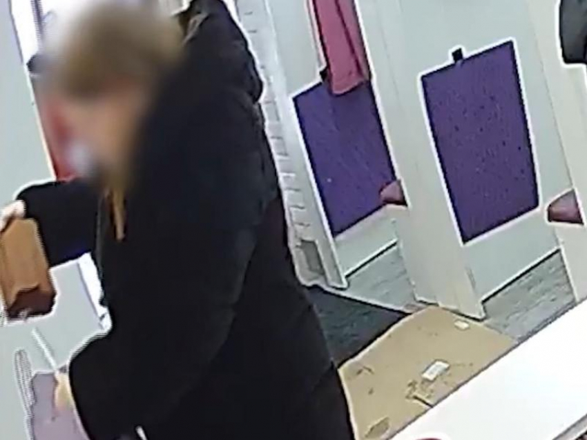«Хотела сделать подарок»: воровка подменила сумочки и эпично попала на видео в ПВЗ в Воронеже