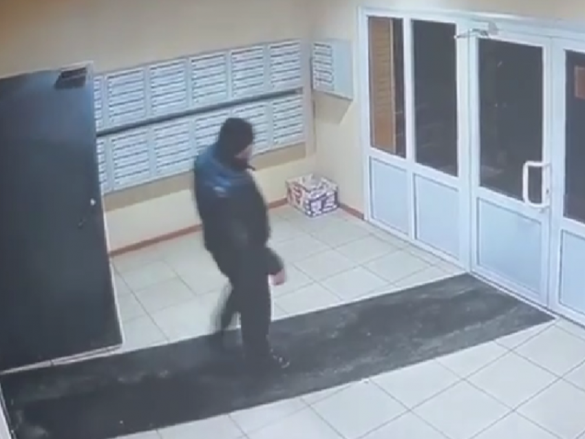  «Сидел на кровати»: незнакомец посреди ночи зашел в чужую квартиру в воронежском ЖК
