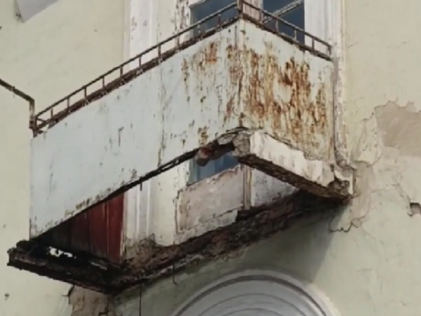 Кот рухнул вниз вместе с провалившимся балконом в Воронеже 