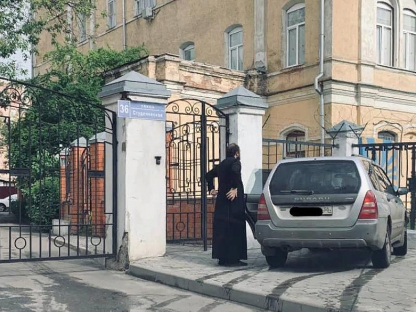Священнослужителя обвинили в мокрой парковке на тротуаре в Воронеже