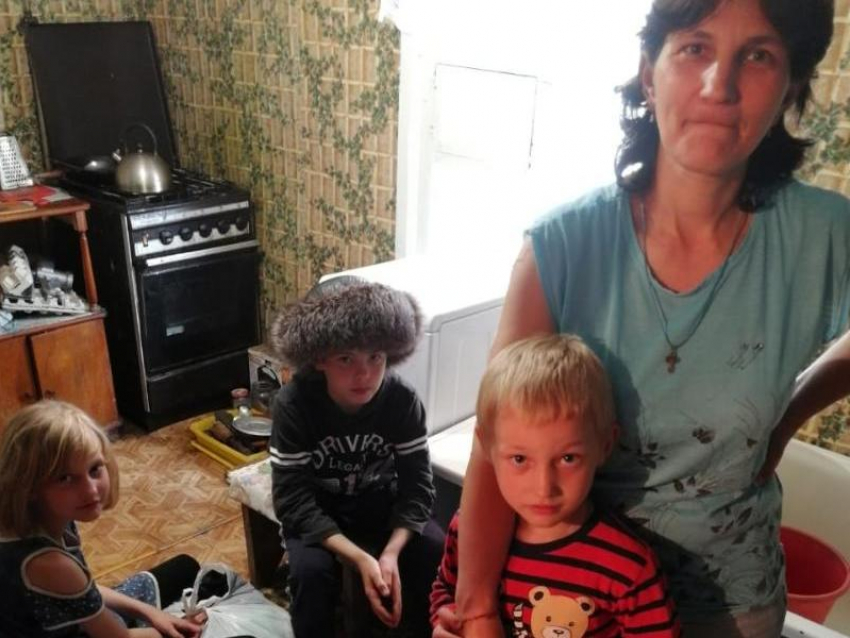 Пережившая огненную катастрофу многодетная семья чудом обрела новый дом под Воронежем