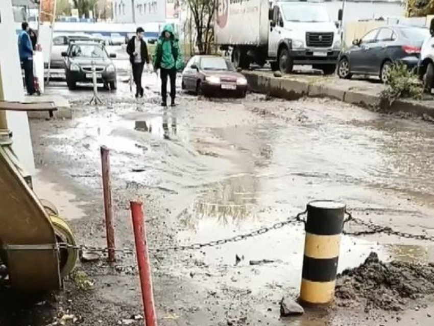 Во что превращается двор после дождей, показали на видео в Воронеже