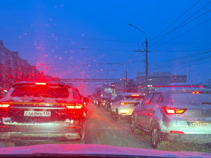 Снегопад спровоцировал пробки и парализовал движение в Воронеже