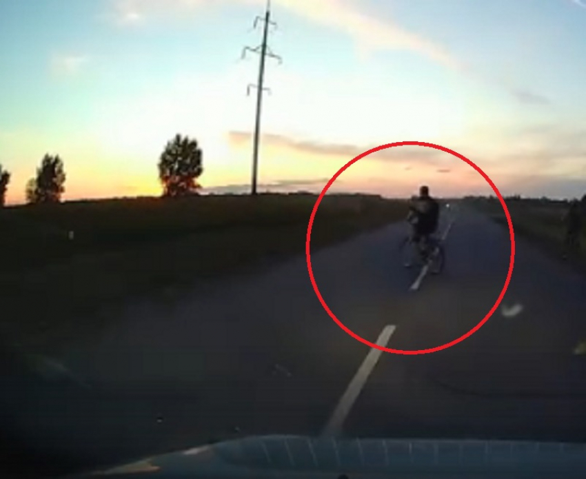 Призрачного велосипедиста снял видеорегистратор на воронежской трассе