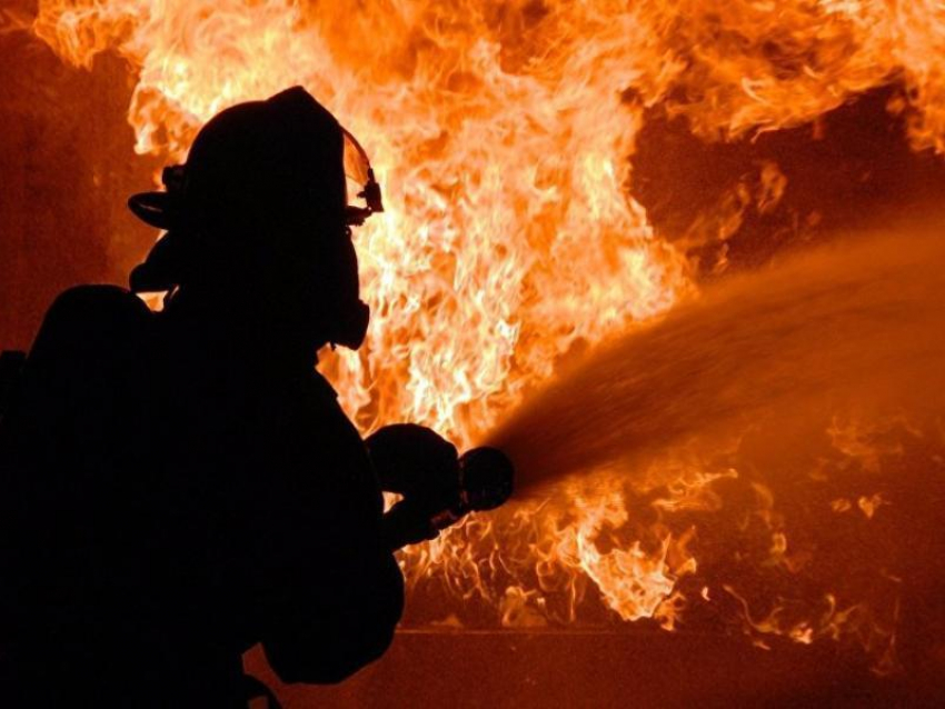 Горящую парикмахерскую в Воронеже тушили три пожарных расчета