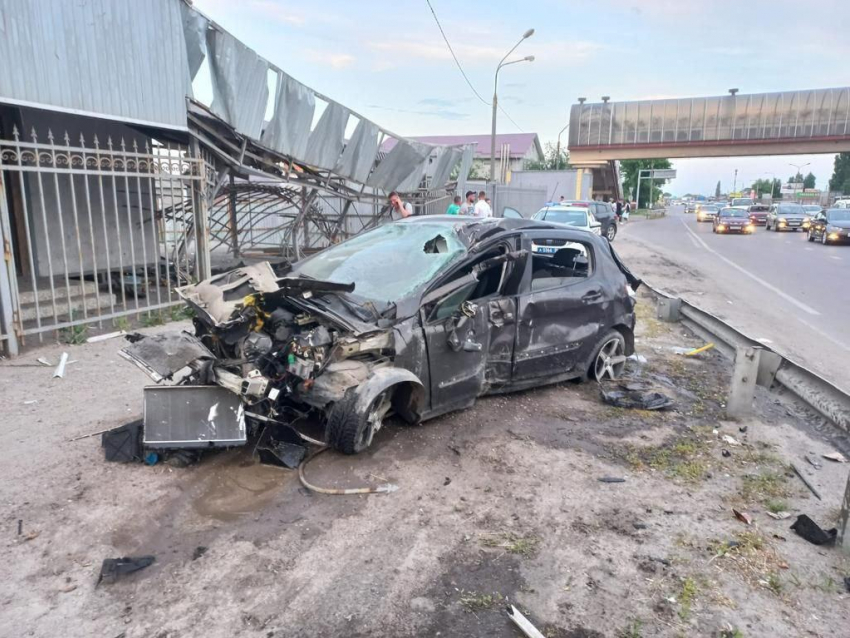 Водитель и его пассажир пострадали в лобовом ударе с забором на воронежской М-4