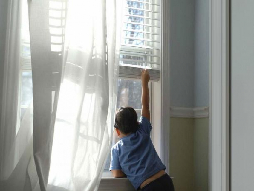 В Воронеже ребенок повис на окне 5 этажа