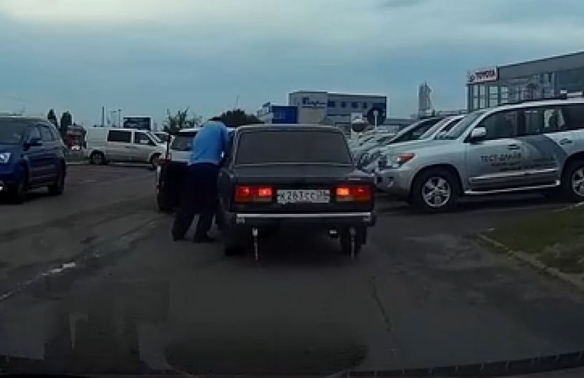 Видео очередных разборок на воронежских дорогах появилось в сети 