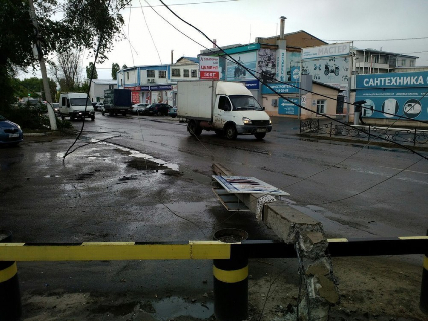 Столб с проводами рухнул на дорогу в Воронеже