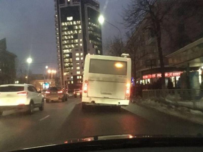 Автобус в несуразной позе заметили на дороге Воронежа