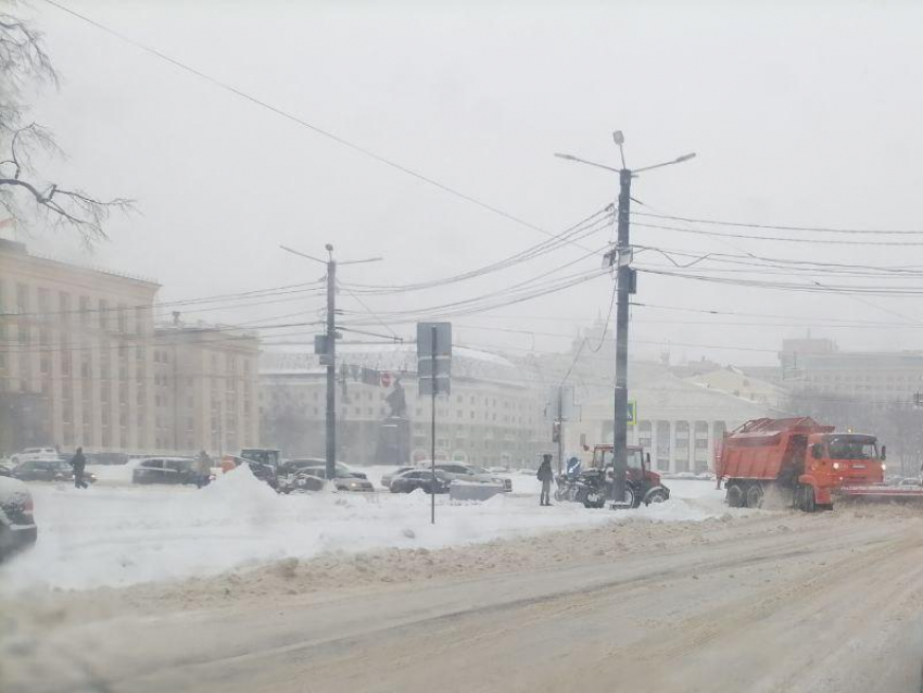 До восхода солнца: как будут убирать снег под окнами губернатора Воронежской области