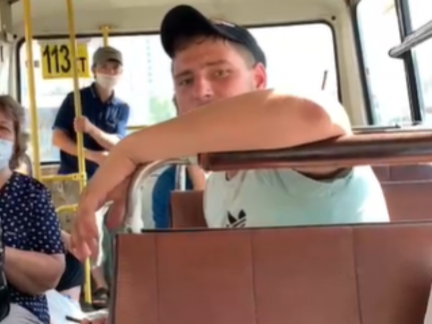 «Овца и проститутка»: пьяные пассажиры обложили матом девушку в Воронеже