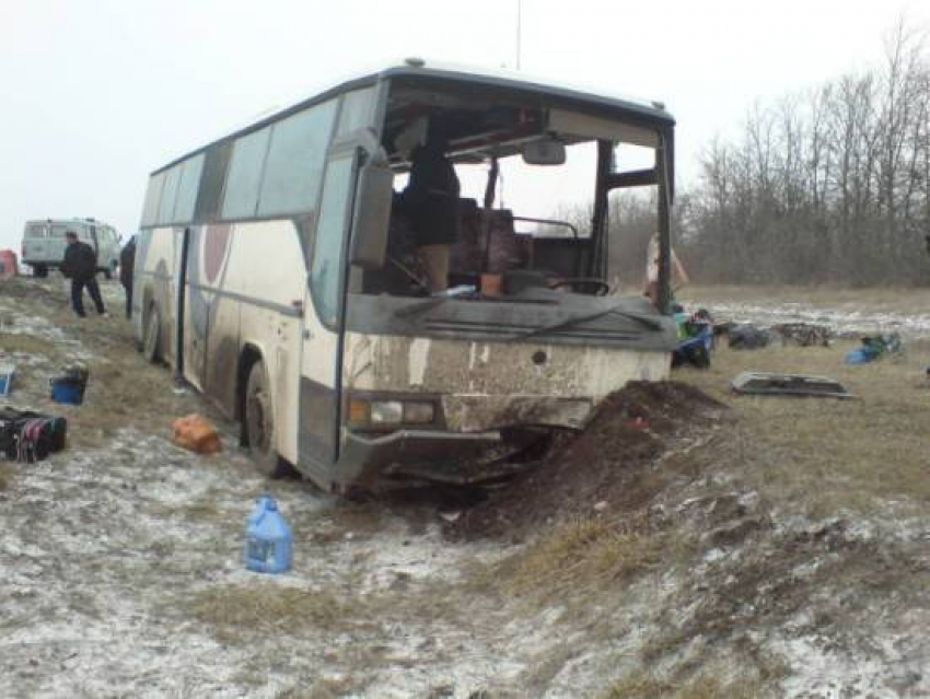 Пассажирский автобус и самосвал столкнулись на воронежской трассе 