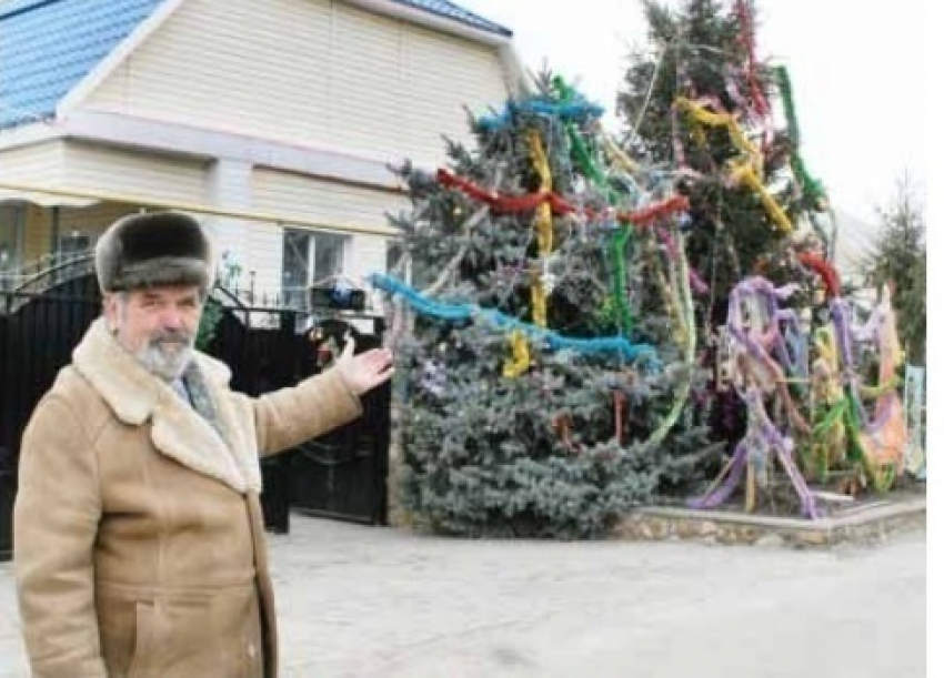 Под Воронежем пенсионер каждый год наряжает елку возле своего дома