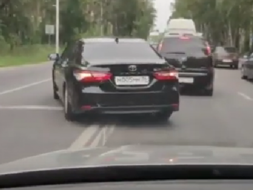  Toyota Camry с авторитетными номерами показала плохой пример по объезду пробки в Воронеже