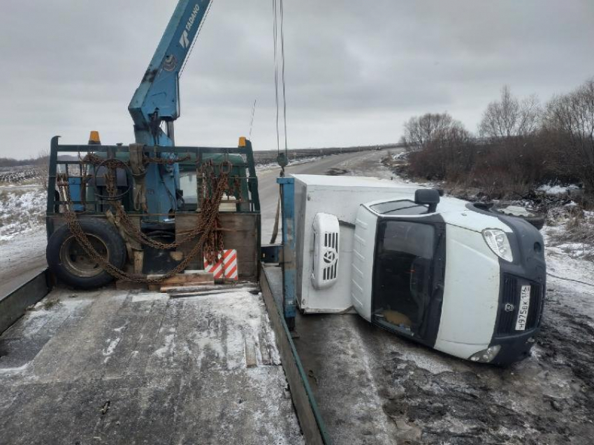 Перевёрнутая газель с «молочкой» на воронежской трассе попала на видео