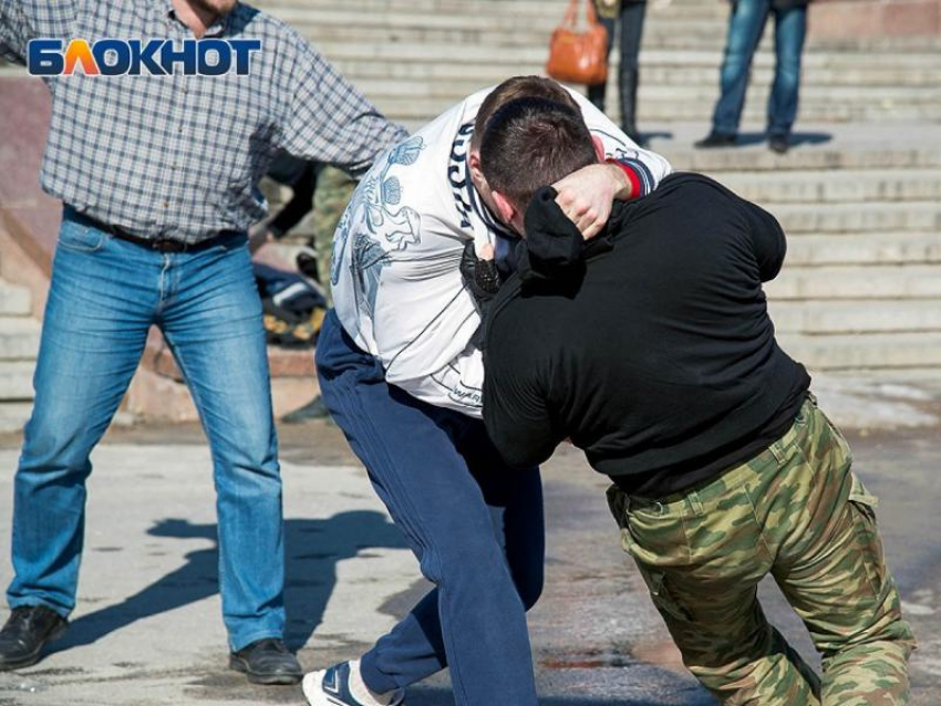 Мужчина накинулся на полицейского и избил его в Воронеже