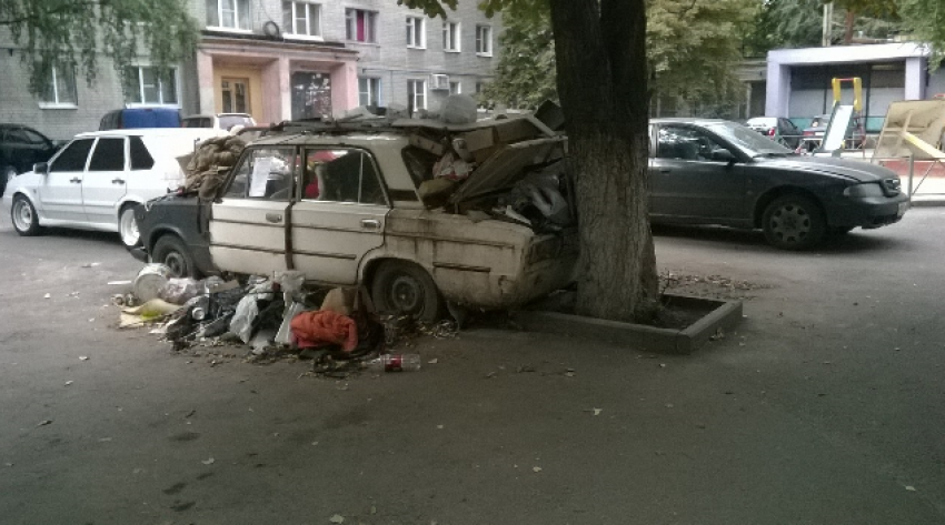Воронежцы жалуются на стоящую во дворе машину, которая засыпана мусором