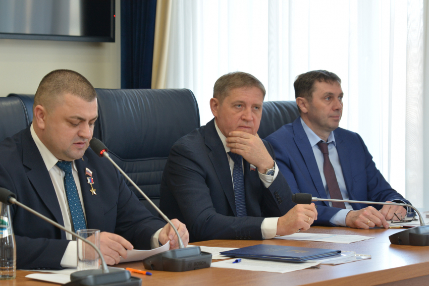 Увеличены размеры окладов нескольким городским депутатам и мэру Воронежа 