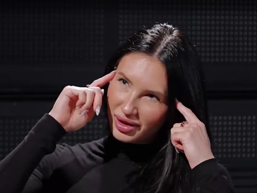 «Я была серой мышкой»: Вика из «Блокнота» откровенно ответила на вопросы о хейте, зарплате и скандале со Снегурочкой