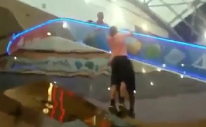 В воронежском ТЦ «Галерея Чижова» подросток катался на перилах эскалатора на руках 