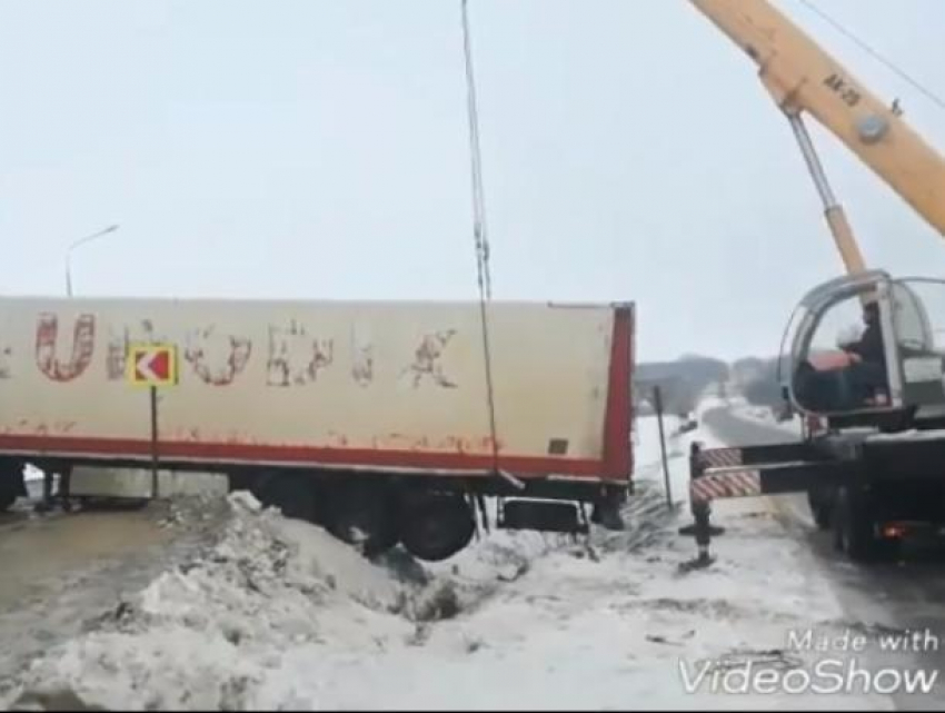 Спасение краном фуры на воронежской трассе сняли на видео