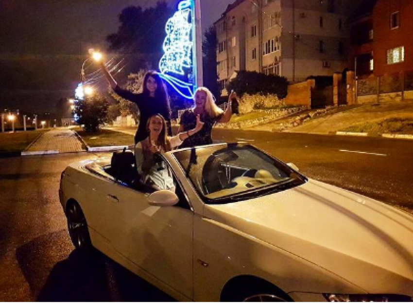 Очаровательные красотки ночью на кабриолете в Воронеже порадовали горожан