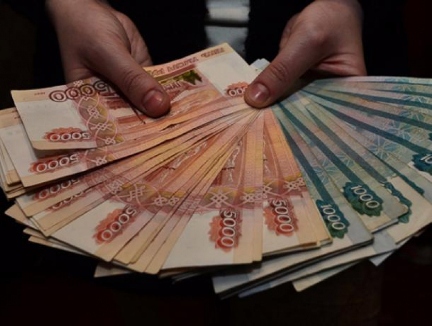 Воронежец пожаловался на нехватку зарплаты 100 тысяч рублей