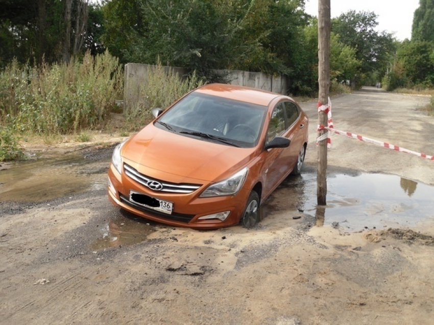 Hyundai Solaris засосало в дорогу в Воронеже 