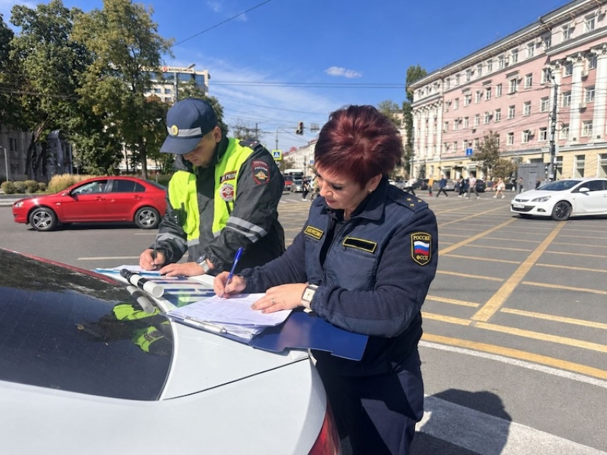 Только после ареста автомобиля должник погасил штрафы в Воронеже 