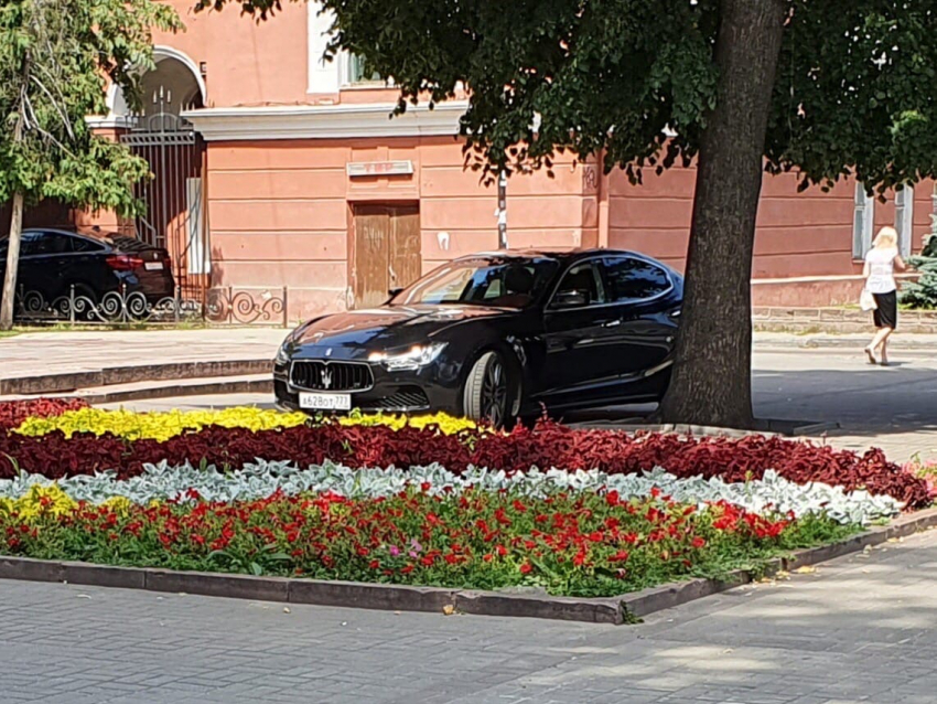 Москвич на Maserati возвысил себя над людьми в центре Воронежа