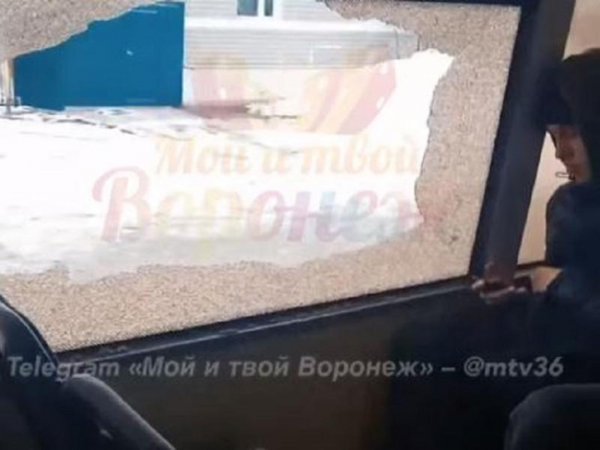 Поездку с разбитым стеклом показали изнутри автобуса на видео в Воронеже
