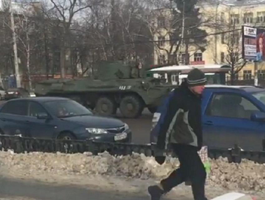 Бронетехника проехала в потоке машин по Московскому проспекту Воронежа