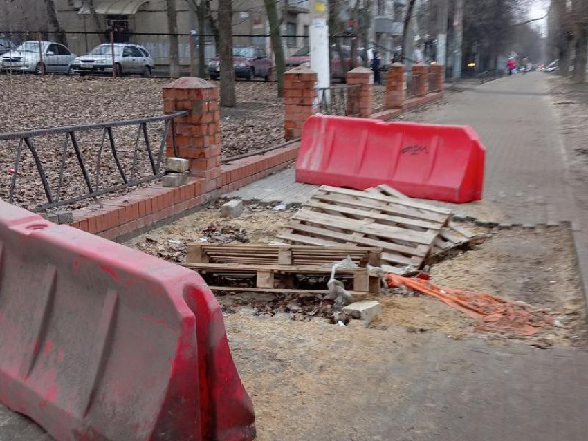 Ограждение-долгожитель вызывает вопросы у воронежцев