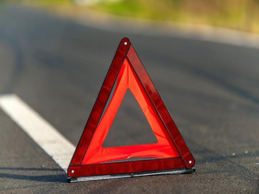 В ДТП с грузовиком пострадали два человека в воронежском городе