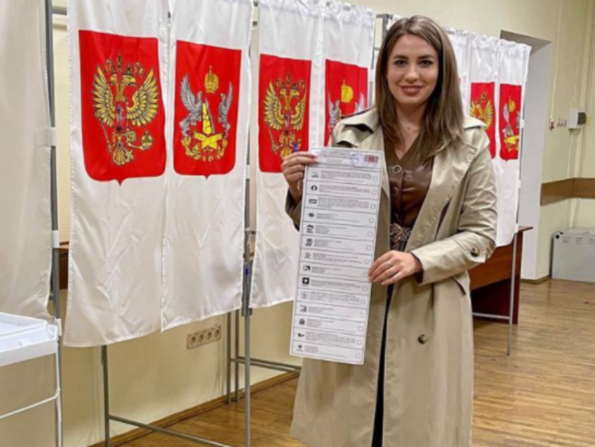 Красотка-депутат проголосовала за Гордеева без маски в Воронеже 