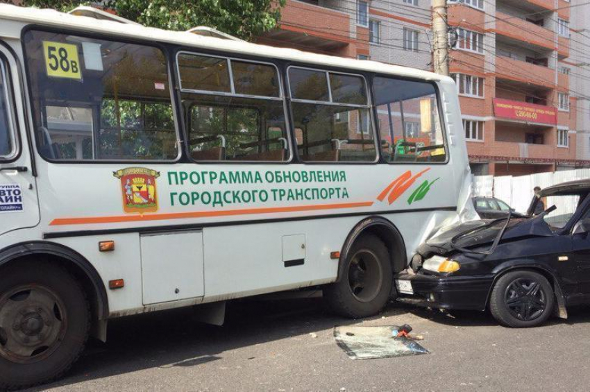 Легковушка протаранила маршрутку в Воронеже: образовалась пробка
