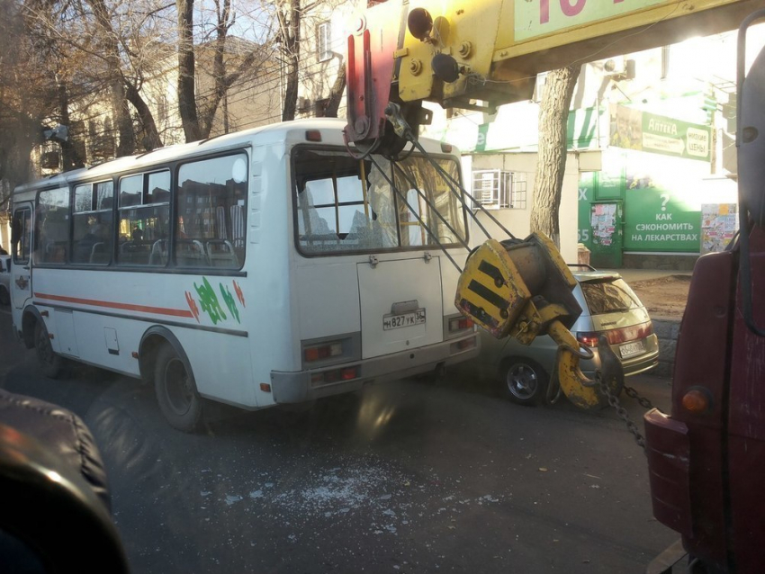 В Воронеже автокран врезался в «Пазик» маршрут 58в