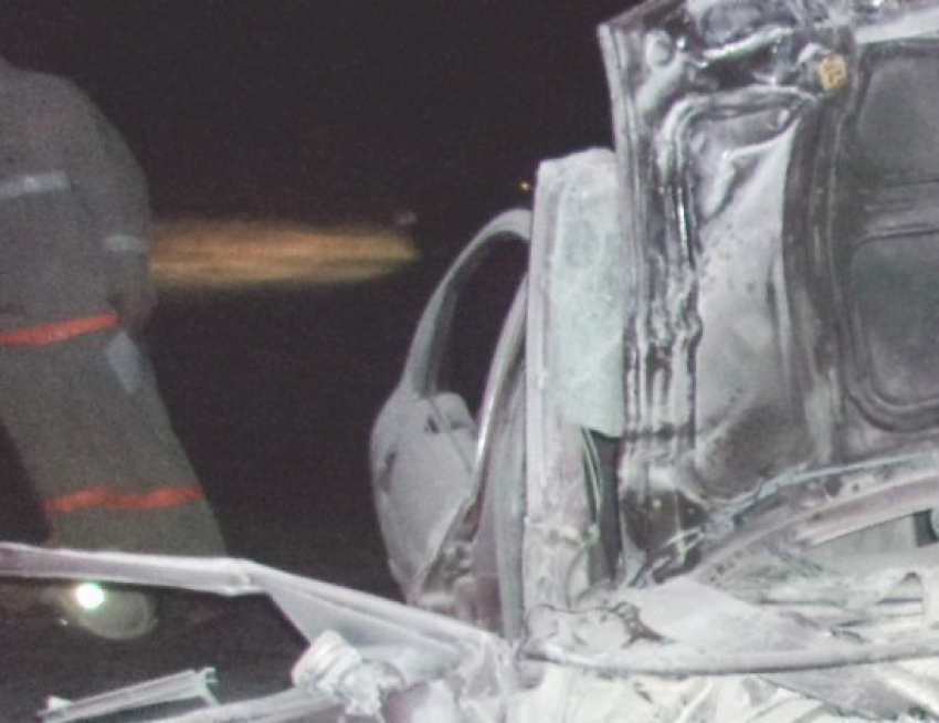 В Воронежской области во встречном столкновении автомобилей погиб пассажир