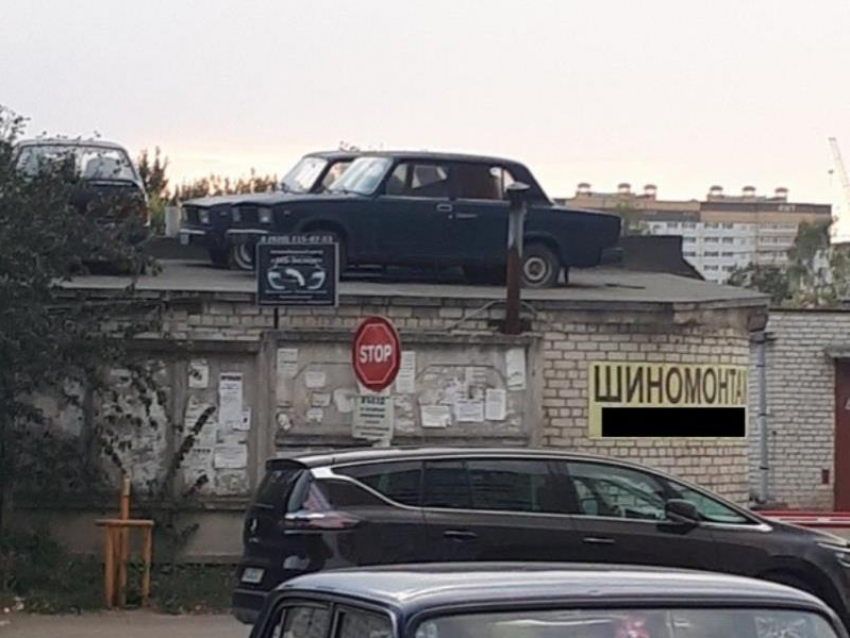 Неожиданную парковку на крыше здания сняли в Воронеже
