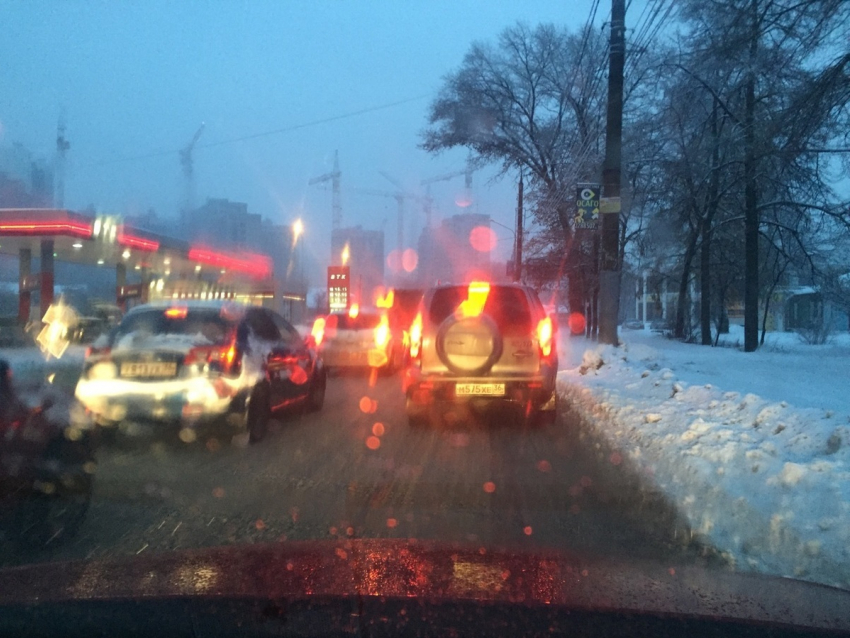 Омерзительная погода застопорила движение в Воронеже 
