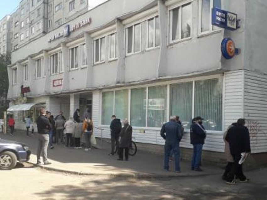 Почта России объяснила, почему у отделения в Воронеже люди стоят на улице