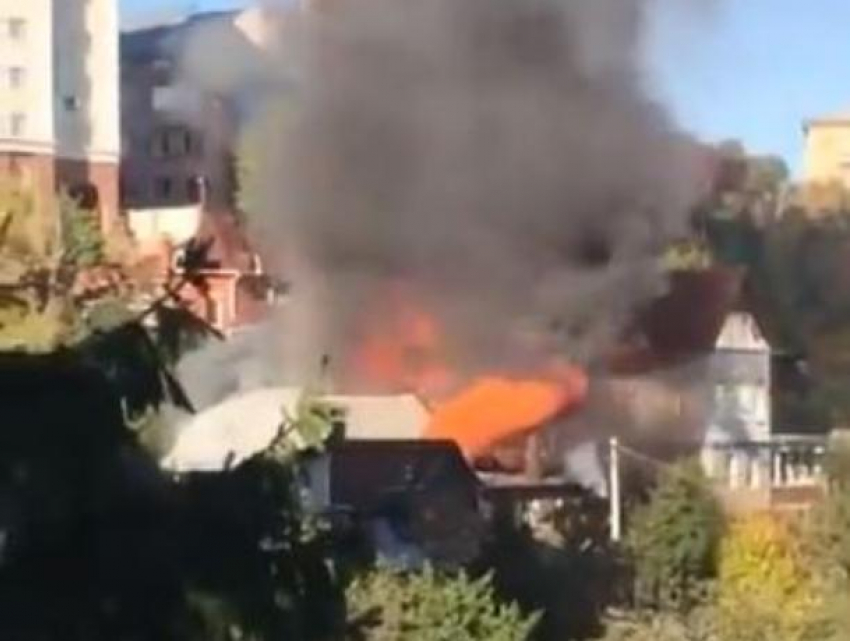В Воронеже 25 человек тушили пылающий частный дом