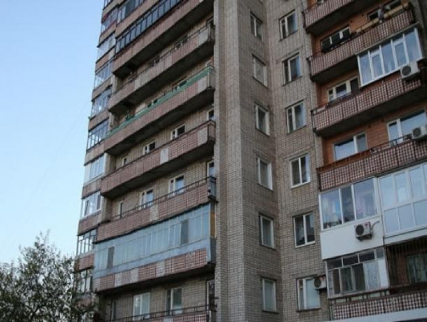 Подросток выпал из окна 5 этажа в Воронежской области