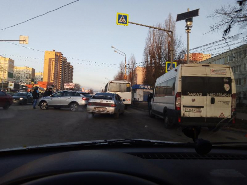 ДТП с микроавтобусом парализовало движение в Воронеже