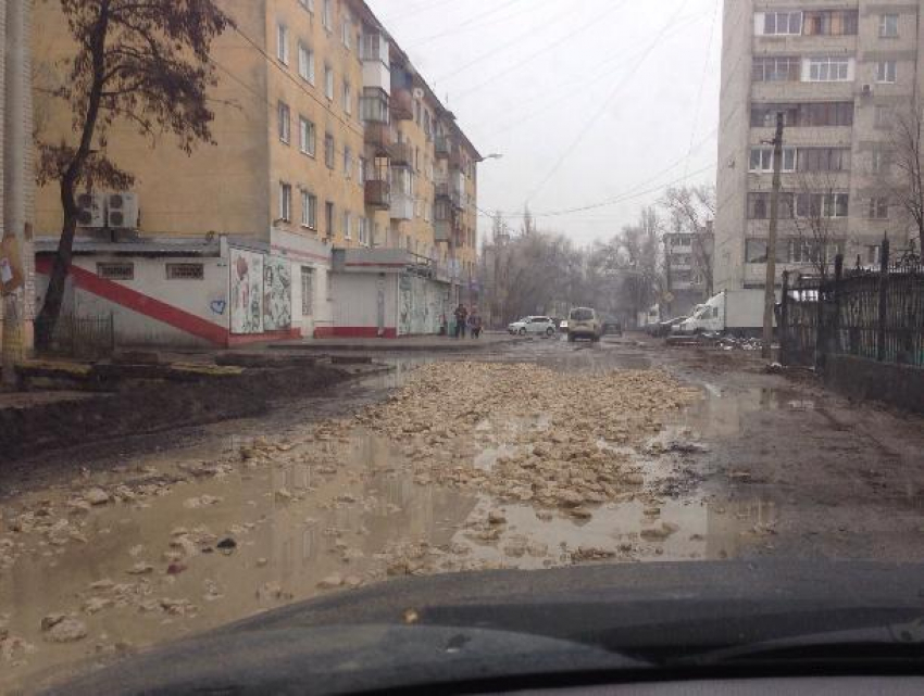 В Воронеже из-за бесхозного трубопровода дорога превратилась в ад