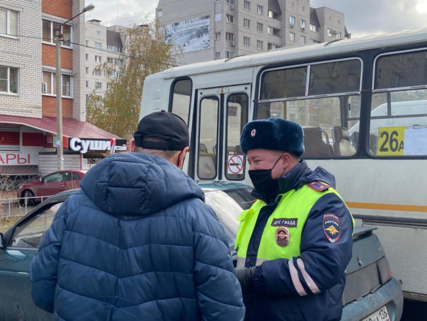 Маршрутчик возил пассажиров без прав в Воронеже 