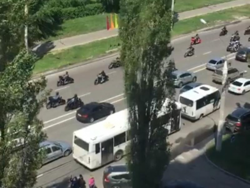 Сотни байкеров эпично остановили движение машин в Воронеже