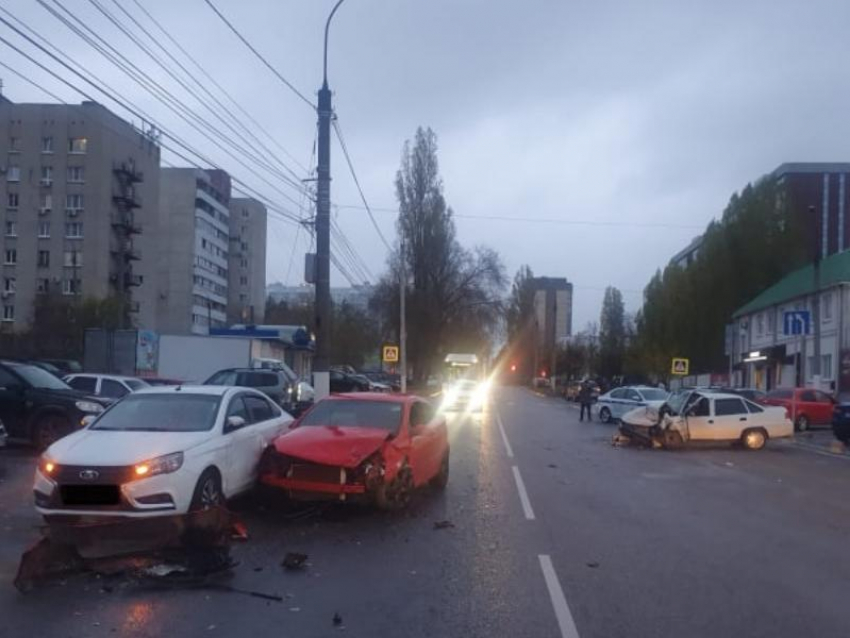 Испугался ответственности: виновника ДТП с тремя машинами поймали в Воронеже 