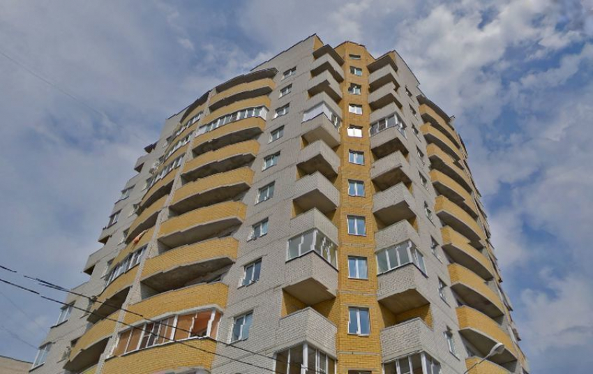 Жители целой многоэтажки в Воронеже вынуждены купаться в покупной воде из ларька